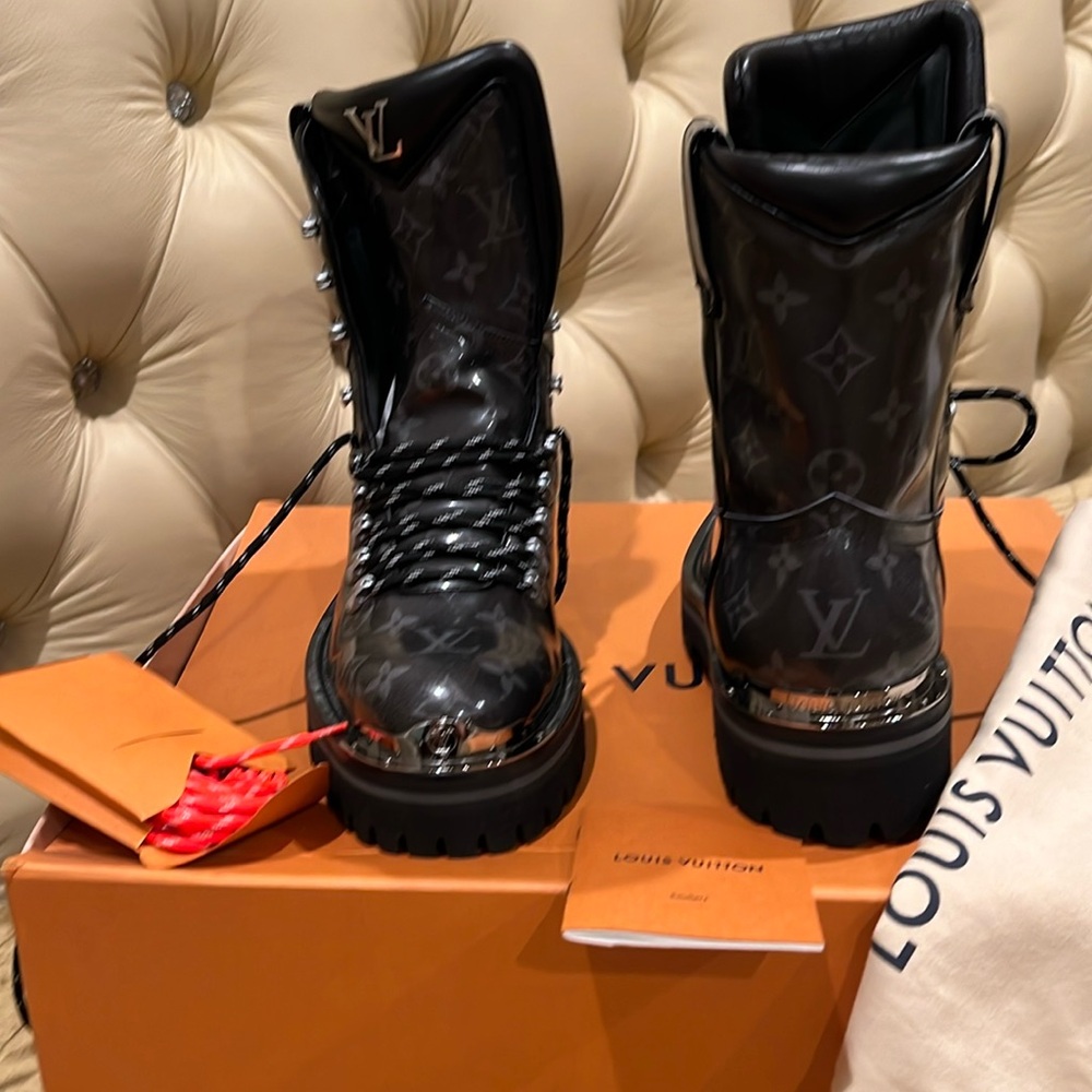 This boots was worn only one’s